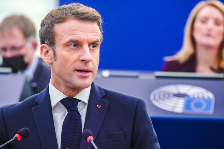 Emmanuel Macron, 100 jours pour recoller les pots et relancer la machine