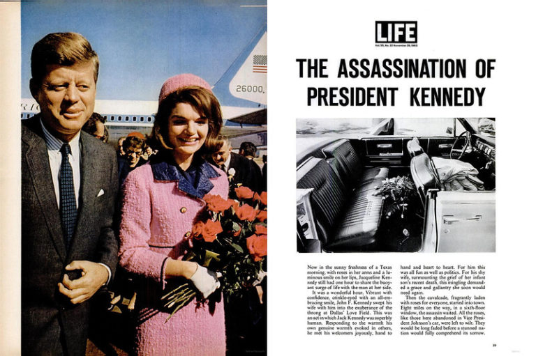 L'image se compose de deux pages d'une publication. La page de gauche montre une photographie de John F. Kennedy et de son épouse, Jacqueline Kennedy. John F. Kennedy porte un costume sombre avec une cravate rayée, tandis que Jacqueline Kennedy est vêtue d'un tailleur rose avec un chapeau assorti et tient un bouquet de fleurs. En arrière-plan, on aperçoit une partie d'un avion, probablement Air Force One. La page de droite est une reproduction de la couverture d'un magazine Life avec le titre "The Assassination of President Kennedy". Une grande photographie en noir et blanc occupe le centre de la page. Elle montre l'intérieur de la limousine présidentielle avec du sang visible sur le siège arrière et des roses éparpillées sur le sol de la voiture. Le texte commence par une description poignante de la matinée de l'assassinat et se poursuit par un hommage aux qualités humaines et au charisme du président Kennedy, soulignant la tragédie de sa mort soudaine.