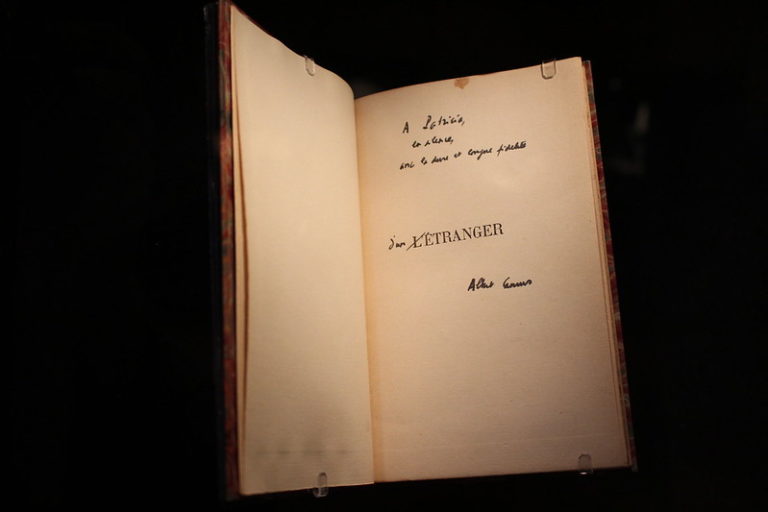 Première page du livre "L'Étranger avec autographe d'Albert Camus à Patricia Blake"